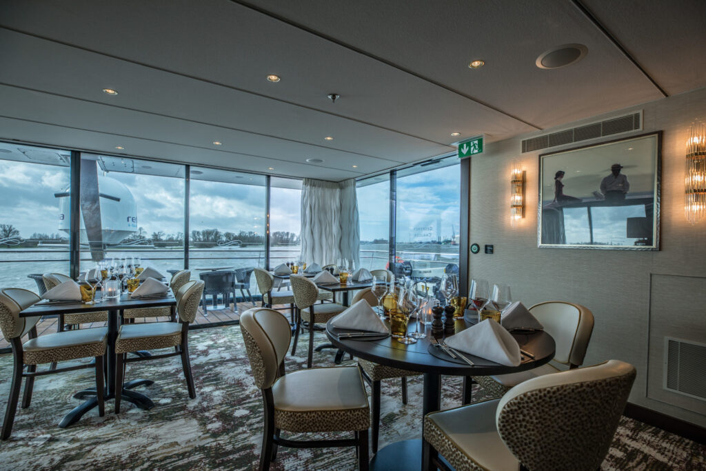 Bistro mit Panoramafenstern an Bord