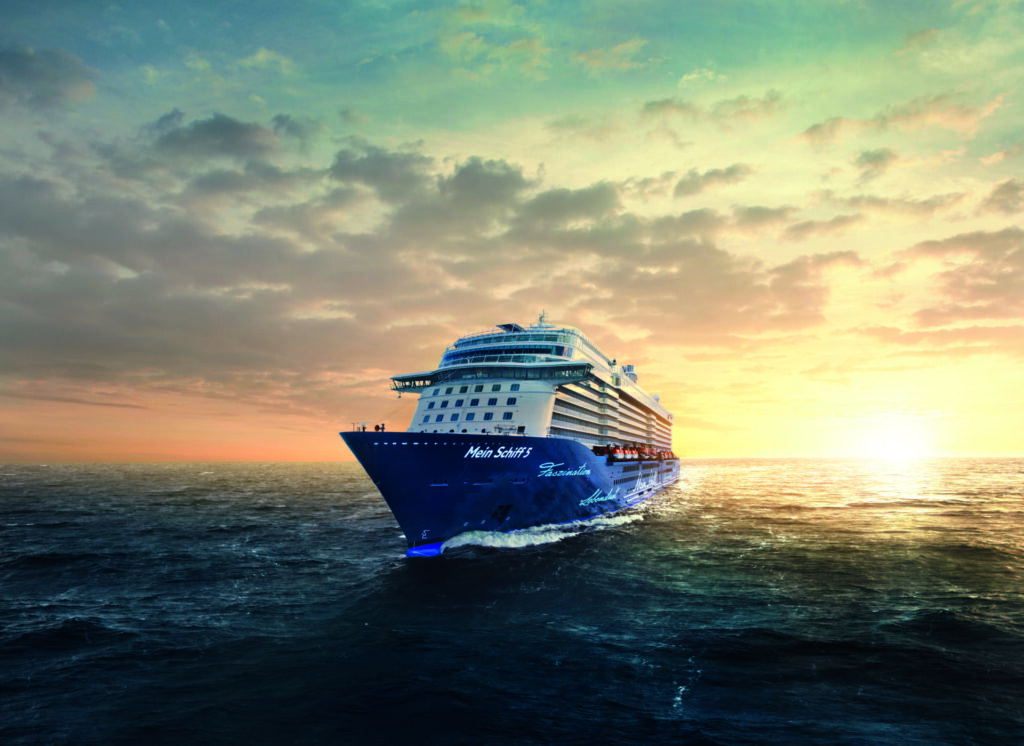 Mein Schiff auf See bei Sonnenuntergang