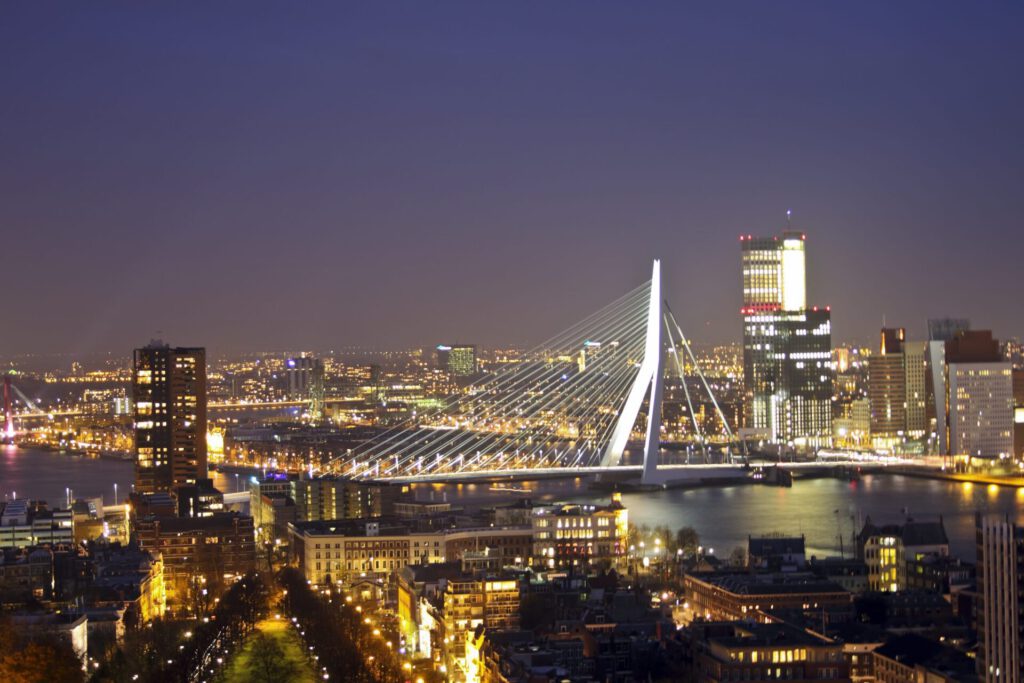 Rotterdam mit Erasmusbrücke bei Nacht