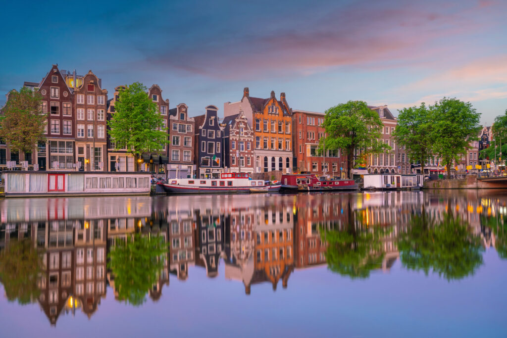 Grachtenhäuser in Amsterdam im Abendlicht